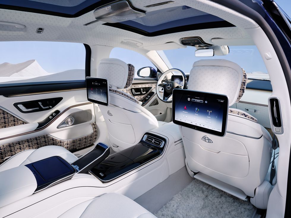 Foto do interior do Mercedes-Benz Maybach S680 2023 exibindo todo o luxo que o carro possui.