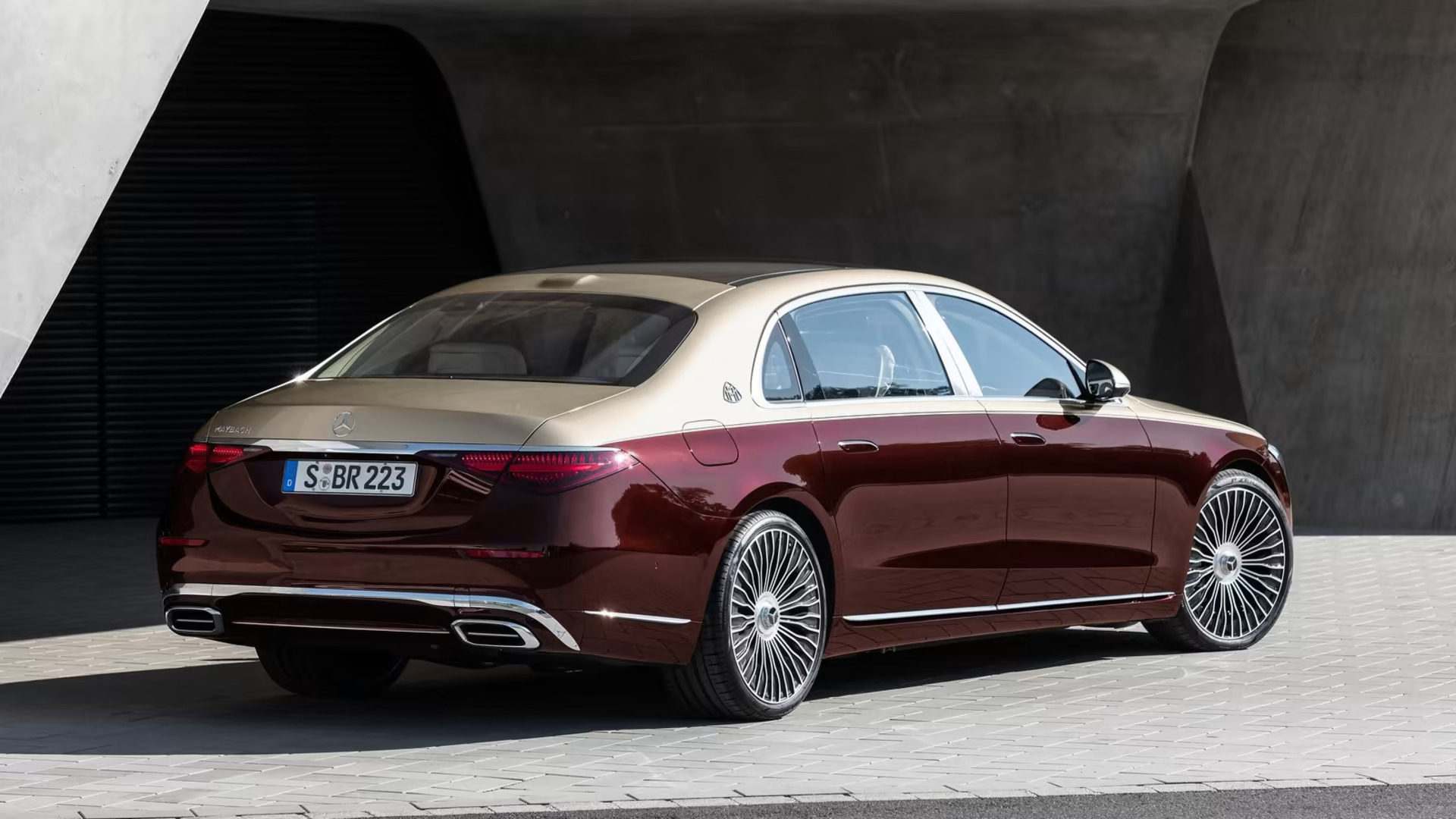 Foto exibindo a traseira e a lateral do Mercedes-Benz Maybach S680 2023.