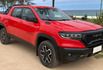 Foto da dianteira de um Novo Ram Rampage vermelho estacionado.