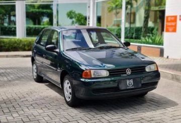 Foto frontal do Volkswagen Gol 16v, exibindo a frente e a lateral do passageiro.