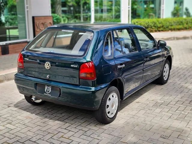 Foto traseira do Volkswagen Gol 16v 1999, exibindo o porta-malas e a ...