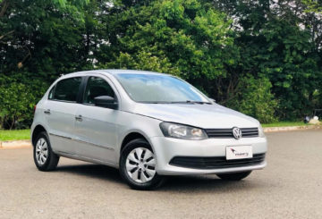 Foto frontal do Volkswagen Gol 2014, exibindo a dianteira e a lateral do passageiro.