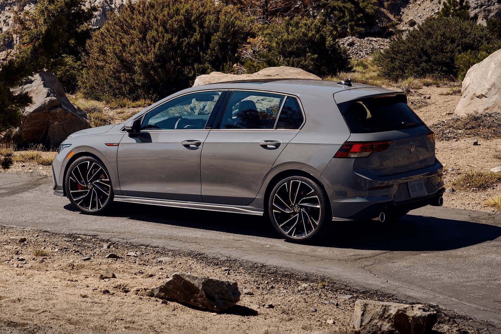 Foto do Volkswagen Golf GTI 2023 lateral, mostrando parte de traseira, e as portas do lado do motorista.