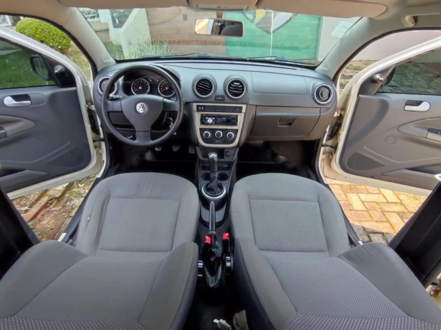 Foto interna do carro, exibindo o volante, painel de instrumentos ...