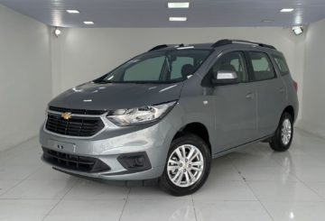 Foto frontal do Chevrolet Spin LT 2024, exibindo a dianteira e a lateral do motorista.