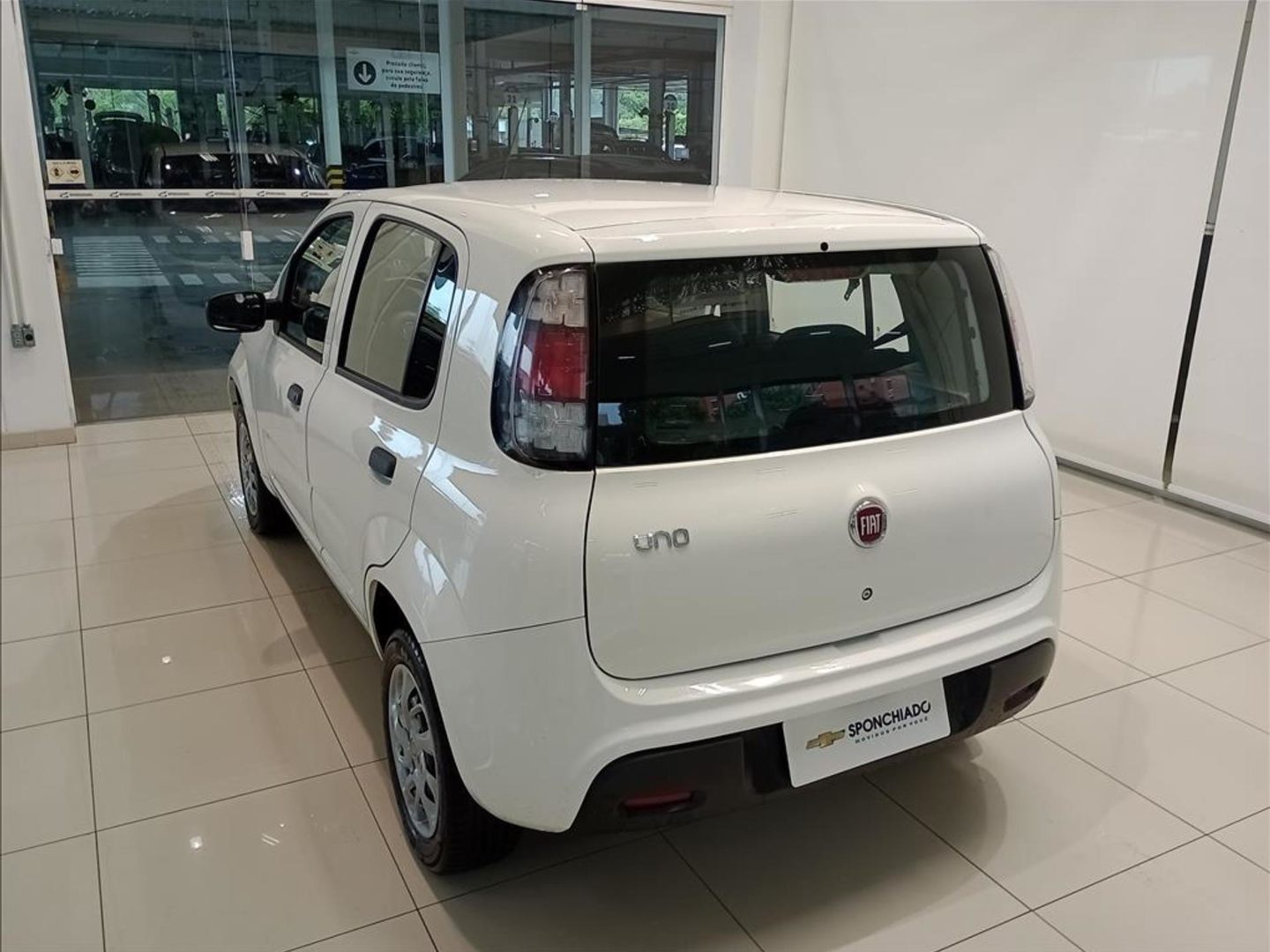 Foto traseira do Fiat Uno Attractive 2021, exibindo o porta-malas e a lateral do motorista.
