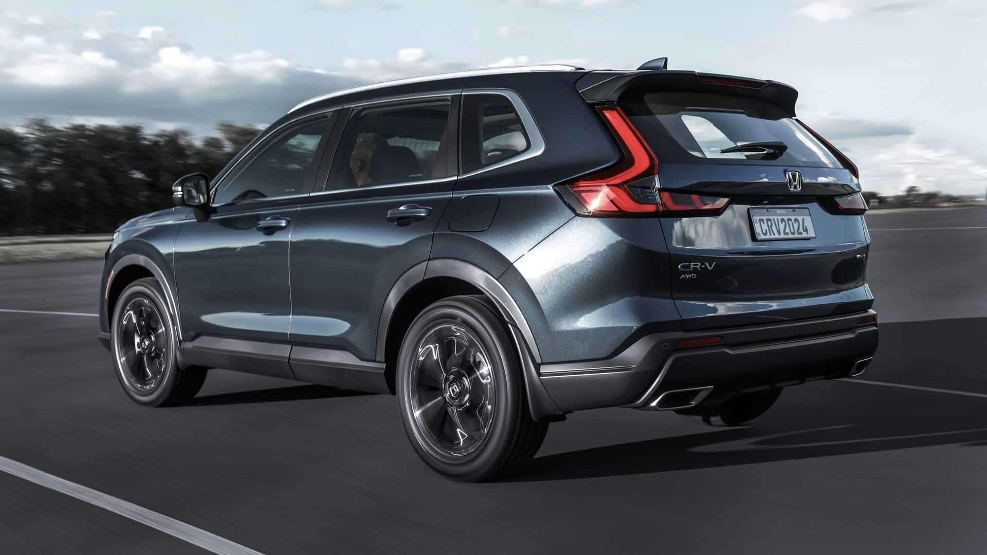 Foto traseira do Honda CR-V Advanced Hybrid 2024, exibindo o porta-malas e a lateral do motorista.
