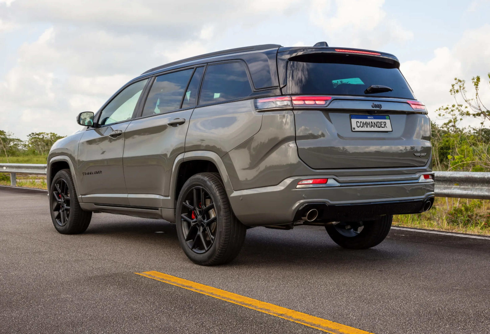 Foto traseira do Jeep Commander Blackhawk 2024, exibindo o porta-malas ...