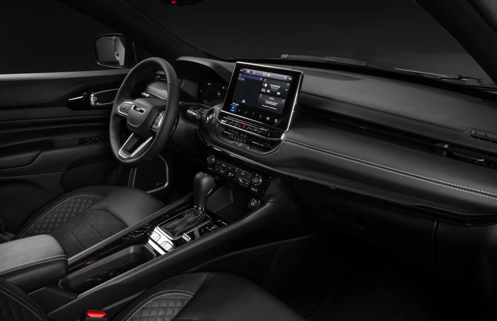 Foto interna do Jeep Compass Blackhawk 2025. exibindo a central ...