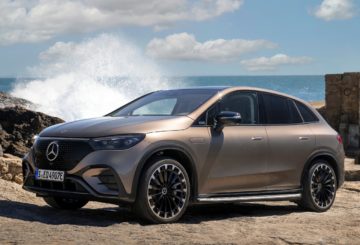 Foto frontal do Mercedes-Benz EQE 300 SUV 2023, exibindo toda a frente e a lateral do motorista.