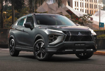 Foto frontal do Mitsubishi Eclipse Cross Rush 2025, exibindo a frente e a lateral do passageiro.