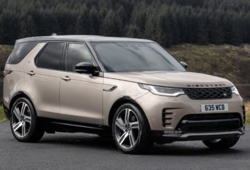 Foto frontal do Land Rover Discovery D300 2024, exibindo toda a frente e a lateral do passageiro.