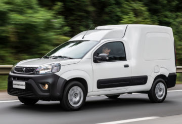 Foto frontal do Peugeot Partner Rapid, exibindo a dianteira e a lateral do motorista.