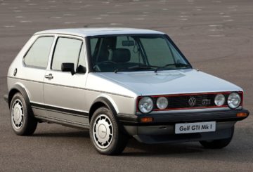Foto frontal do Volkswagen Golf MK1, exibindo a dianteira e a lateral do passageiro.