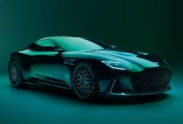 Foto frontal do Aston Martin DBS 770 Ultimate, exibindo toda a frente e a lateral do passageiro.