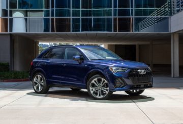 Foto frontal do Audi Q3 2.0 2023, exibindo a dianteira e a lateral do passageiro.