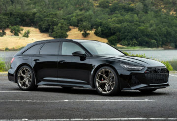 Foto frontal do Audi RS6 Avant Performance 2024, exibindo a dianteira e a lateral do passageiro.
