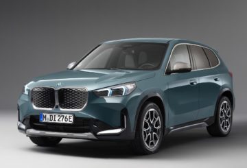 Foto frontal do BMW iX1 eDrive20 2024, exibindo a dianteira e a lateral do motorista.