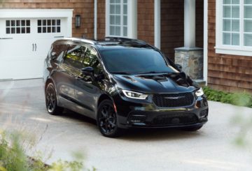 Foto frontal do Chrysler Pacifica Limited, exibindo a dianteira e a lateral do passageiro.