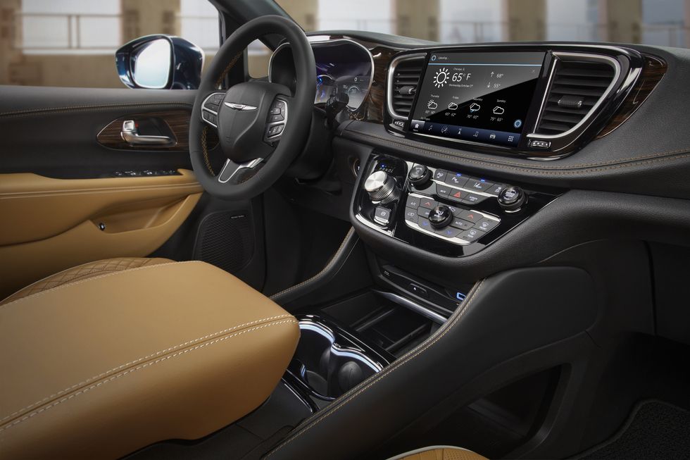 Foto interna do Chrysler Pacifica Limited, exibindo o painel de ...