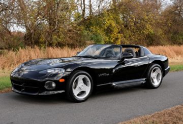Foto frontal do Dodge Viper RT/10 1993, exibindo a dianteira e a lateral do motorista.