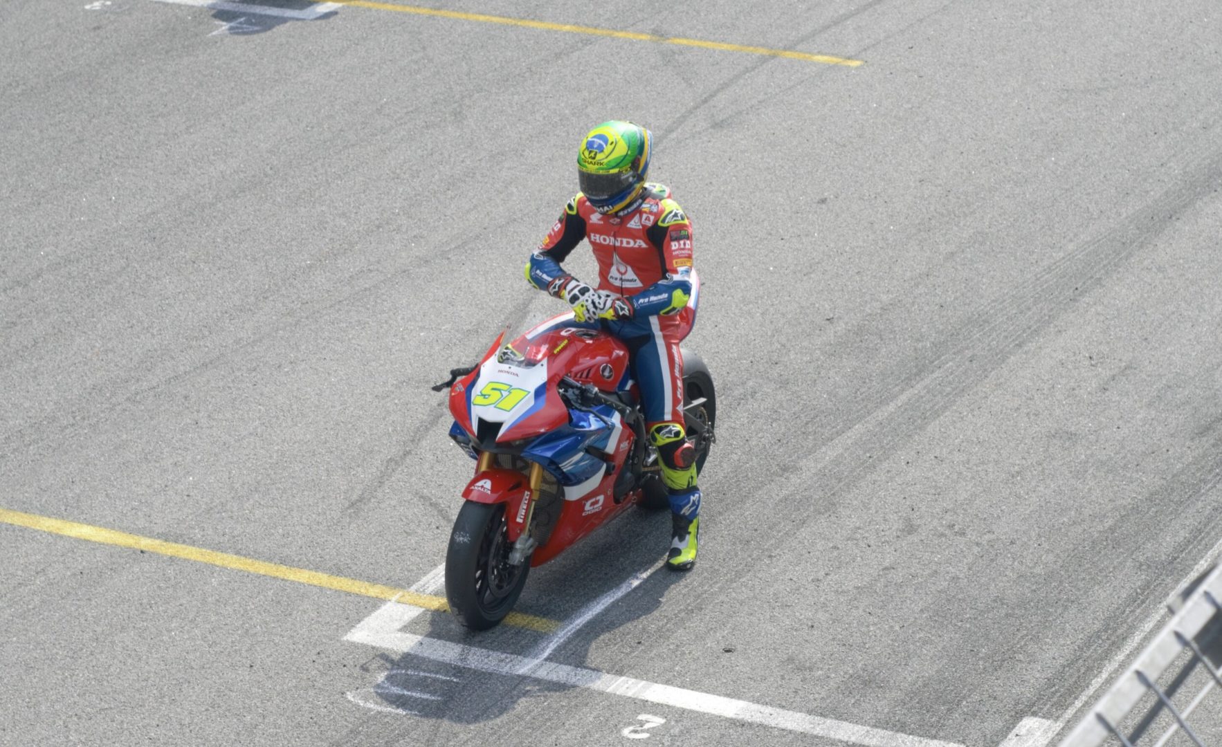 Foto de Eric Granado se preparando para a largada na terceira etapa do SuperBike Brasil. O piloto está em cima da moto, aguardando o procedimento de largada.