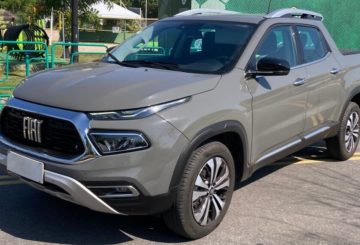 Foto mostrando a dianteira de um Fiat Toro Volcano 2024 estacionado.