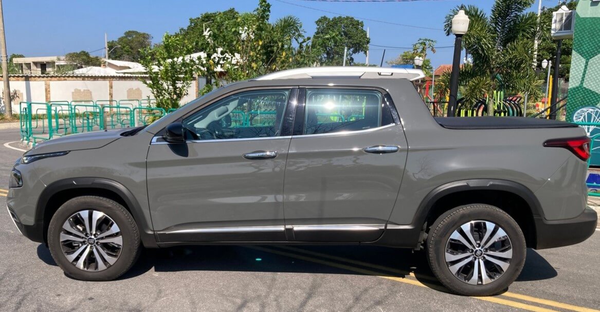 Foto mostrando a lateral esquerda de um Fiat Toro Volcano 2024 estacionado.