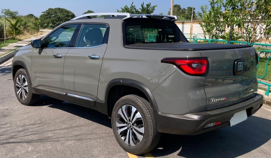Foto mostrando a traseira de um Fiat Toro Volcano 2024 estacionado.