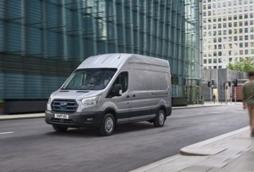 Foto frontal do Ford E-Transit 2024, exibindo a dianteira e a lateral do motorista.