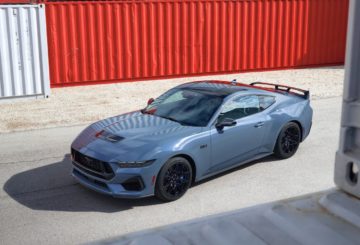 Foto frontal do Ford Mustang GT Performance, exibindo toda a dianteira, lateral do motorista e teto.