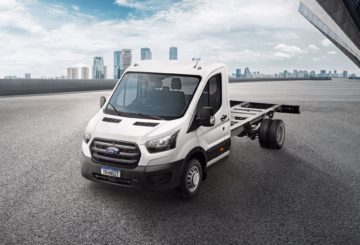 Foto dianteira da Ford Transit 470 CL 2024, exibindo a cabine e a lateral do motorista.