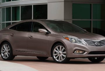 Foto mostrando a dianteira de um Hyundai Azera G2 estacionado.