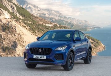 Foto frontal do Jaguar E-Pace 2024, exibindo a dianteira e a lateral do motorista.