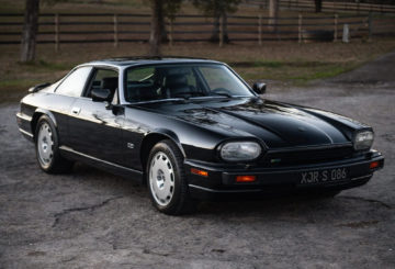 Foto frontal do Jaguar XJR-S Coupe 1993, exibindo toda a dianteira e a lateral do passageiro.