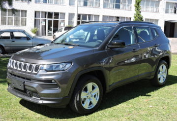 Foto frontal do Jeep Compass Sport 2024, exibindo a dianteira e a lateral do motorista.