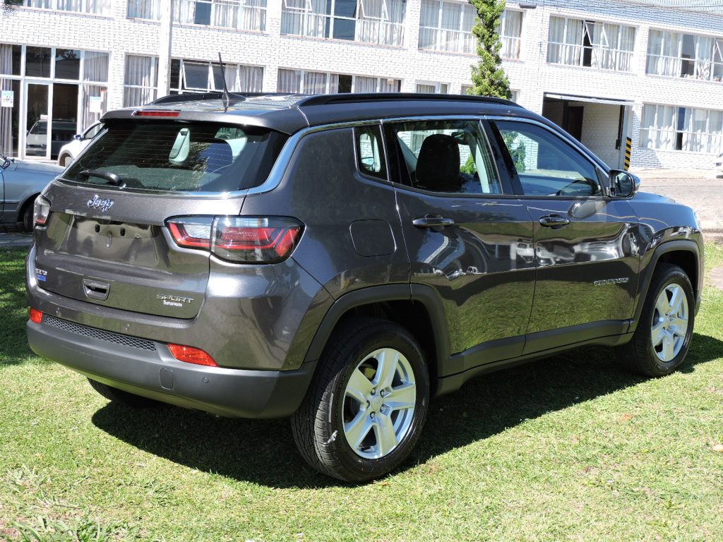 Foto traseira do Jeep Compass Sport 2024, exibindo o porta-malas e a lateral do passageiro.