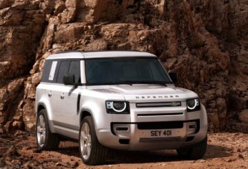 Foto frontal do Land Rover Defender Outbound, exibindo toda a dianteira e toda a lateral do passageiro,