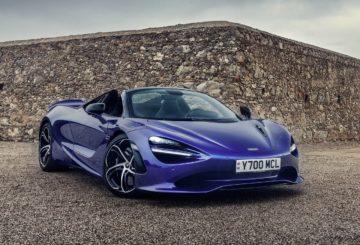Foto frontal do McLaren 750S Spider 2024, exibindo toda a dianteira e a lateral do passageiro.