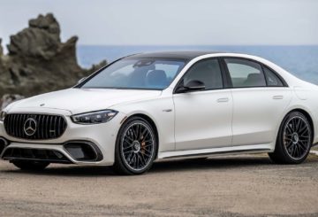 Foto frontal do Mercedes-AMG S63 E Performance 2024, exibindo a frente e a lateral do motorista.