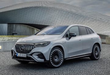Foto frontal do Mercedes-Benz AMG EQE 53 SUV 2024, exibindo a frente e a lateral do motorista.