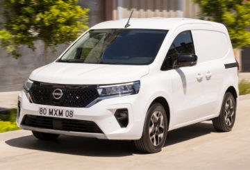 Foto frontal do Nissan Townstar 2023, exibindo toda a dianteira e a lateral do motorista.