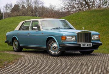 Foto frontal do Rolls-Royce Silver Spirit 1991, exibindo a dianteira e a lateral do passageiro.