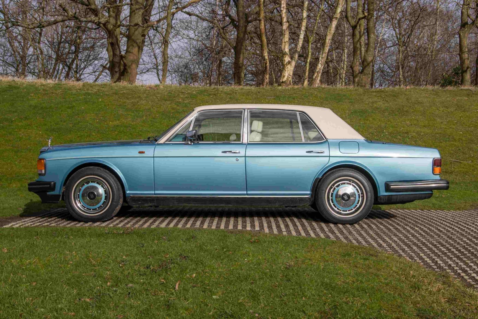 Foto lateral do Rolls-Royce Silver Spirit 1991, exibindo toda a lateral do motorista.