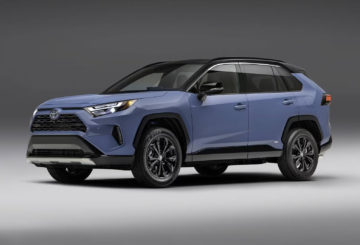 Foto frontal do Toyota RAV4 XSE PHEV 2024, exibindo a dianteira e a lateral do motorista.
