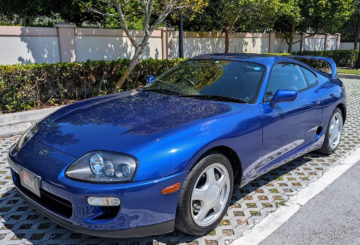 Foto frontal do Toyota Supra MK4 Turbo 1993, exibindo a dianteira e a lateral do passageiro.