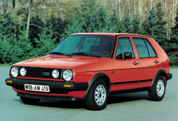 Foto trontal do Volkswagen Golf MK 2, exibindo a frente e a lateral do motorista.