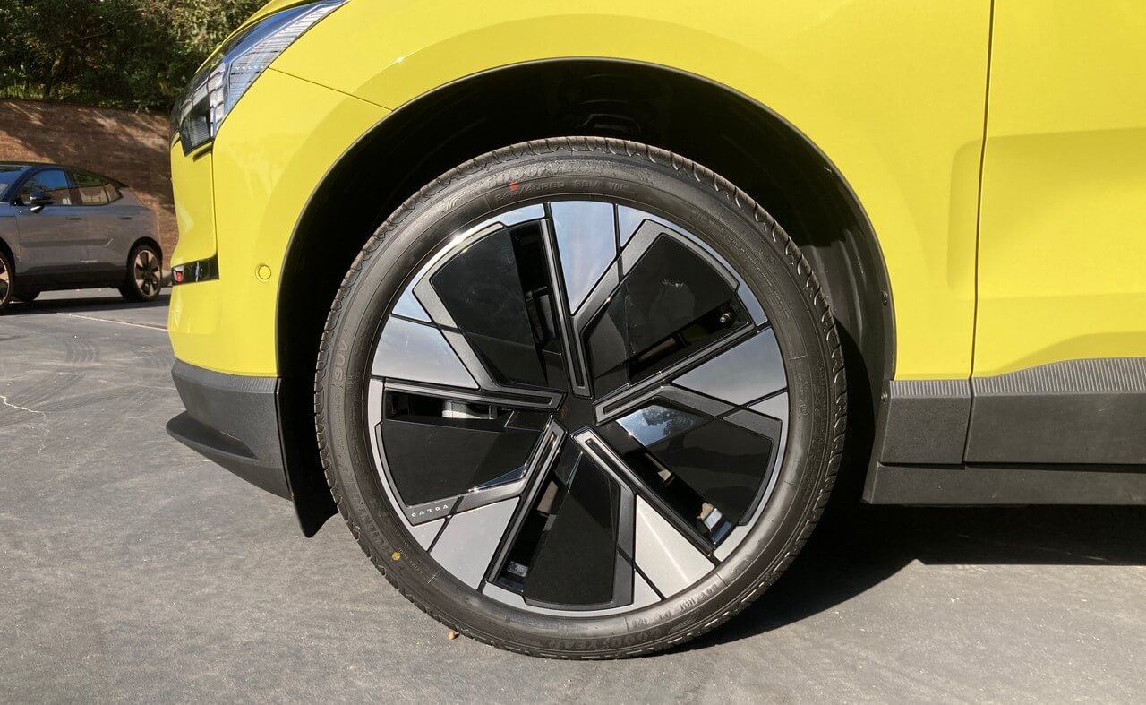 Foto de detalhe mostrando a roda dianteira do carro.