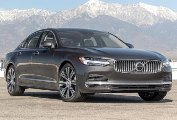 Foto frontal do Volvo S90 2023, exibindo a dianteira e a lateral do passageiro.