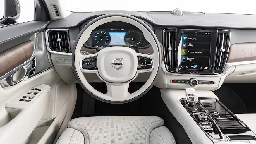 Foto interna do Volvo S90 2023, exibindo o painel de instrumentos ...